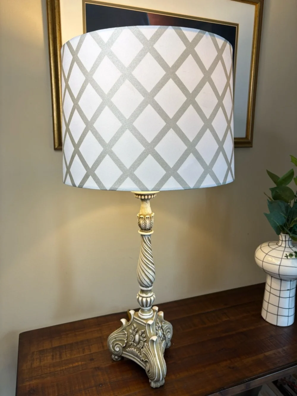 Vintage - Style Table Lamp With a Distressed White Finish/  Lattice Drum Shade - Picture 8 of 15